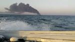 Minyak dari Kapal Iran yang Terbakar Cemari Teluk Oman