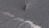 Tumpahan minya ini berasal dari Kapal Kharg yang terbakar dan tenggelam.