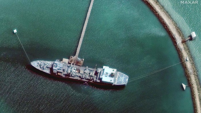 Minyak dari Kapal Iran yang Terbakar Cemari Teluk Oman Oil-slicked waters spread out from the partially sunk Iranian navy vessel Kharg in the Gulf of Oman off the coast of Jask, Iran, in this Thursday, June 3, 2021, satellite photo from Planet Labs Inc. Satellite photographs taken Thursday show the burned hulk that remains of Iran's biggest warship after it caught fire and sank in the Gulf of Oman. (Planet Labs Inc. via AP)