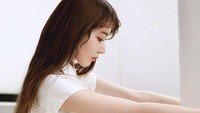 Miyawaki Sakura juga menunjukkan citra yang lebih dewasa dengan rambut panjangnya. Foto: (dok. Instagram/39saku_chan)