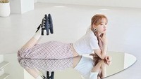 Gaya tersebut membuat Miyawaki Sakura terlihat lebih anggun. Foto: (dok. Instagram/39saku_chan)