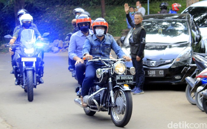 Ketum Partai Demokrat Agus Harimurti Yudhoyono (AHY) bertemu Ridwan Kamil di Bandung. Dalam pertemuan itu keduanya sempat berboncangan naik sepeda motor.