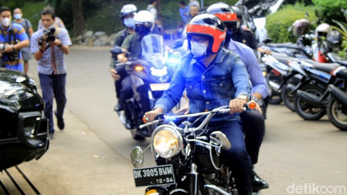 Momen AHY-Ridwan Kamil Boncengan Naik Motor di Bandung Ketum Partai Demokrat Agus Harimurti Yudhoyono (AHY) bertemu Ridwan Kamil di Bandung. Dalam pertemuan itu keduanya sempat berboncangan naik sepeda motor.