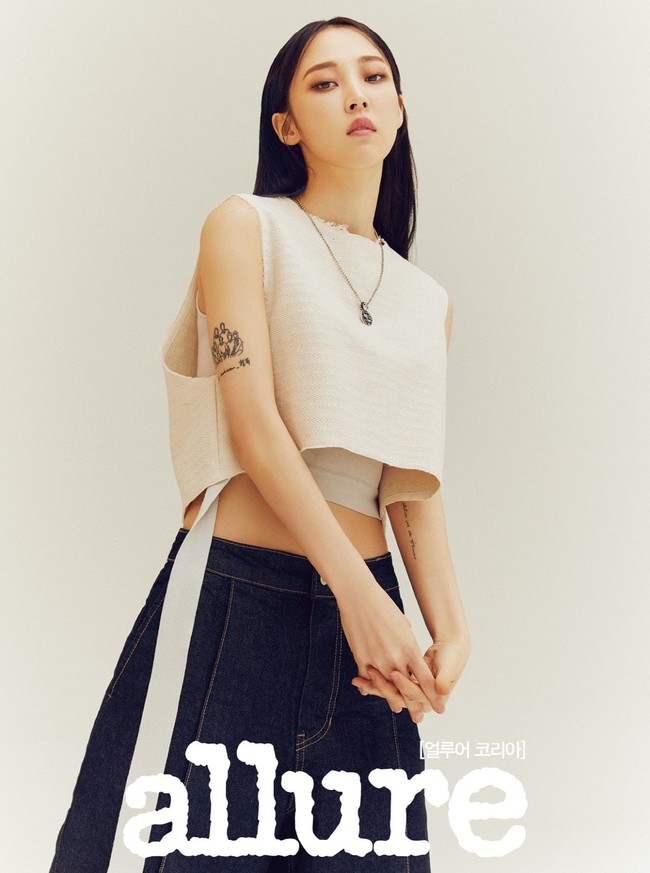 Hingga saat ini, Moonbyul MAMAMOO telah memiliki empat tato. Namun, yang paling mencolok terletak di lengan kanannya.  Ia mengukir foto keluarganya dengan outline hitam. Foto: dok. Alure Korea