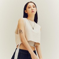 Hingga saat ini, Moonbyul MAMAMOO telah memiliki empat tato. Namun, yang paling mencolok terletak di lengan kanannya.  Ia mengukir foto keluarganya dengan outline hitam. Foto: dok. Alure Korea