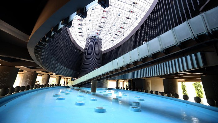 Wisatawan mengunjungi Museum Tsunami,  di Banda Aceh, Aceh, Sabtu (29/5/2021). Museum tsunami karya desain Ridwan Kamil yang dibangun pada 2008 meraih juara pertama dalam kategori destinasi wisata unik terpopuler Anugerah Pesona Indonesia (API) Award tahun 2020. ANTARA FOTO//Irwansyah Putra/hp.