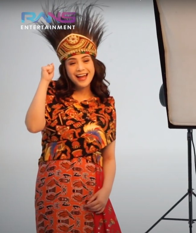 Melalui channel YouTubenya, Raffi dan Nagita Slavina terlihat melakukan beberapa pemotretan sebagai ikon PON XX Papua. Nagita Slavina sendiri terlihat beberapa kali berganti kostum. Foto: YouTube/Rans Entertainment