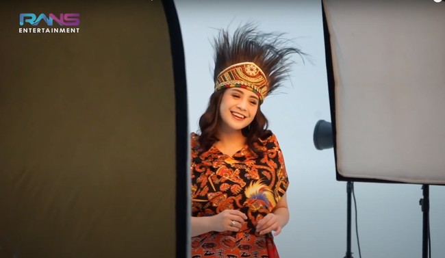 Menurut Olvah Alhamid, justru melalui Raffi dan Nagita akan lebih banyak orang yang akan tahu mengenai PON yang akan diselenggarakan di Papua. Hal itu tentu diharapkan bisa membantu perekonomian dan pariwisata masyarakat Papua di tengah situasi pandemi saat ini. Foto: YouTube/Rans Entertainment