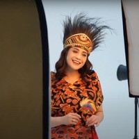 Menurut Olvah Alhamid, justru melalui Raffi dan Nagita akan lebih banyak orang yang akan tahu mengenai PON yang akan diselenggarakan di Papua. Hal itu tentu diharapkan bisa membantu perekonomian dan pariwisata masyarakat Papua di tengah situasi pandemi saat ini. Foto: YouTube/Rans Entertainment