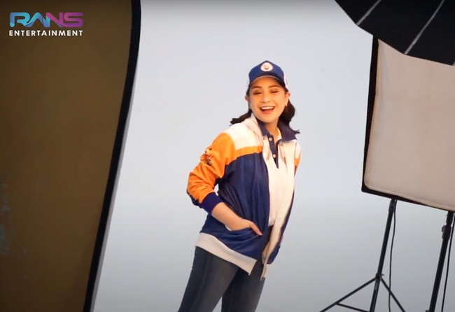 Bukan tanpa alasan, pasalnya Nagita bukanlah orang Papua asli, sehingga dinilai tidak cocok untuk mempresentasikan wanita Papua. Sementara menurut Puteri Indonesia Papua Barat 2015, Olvah Alhamid, tidak ada yang salah dengan menjadikan Nagita Slavina sebagai ikon PON XX Papua. Foto: YouTube/Rans Entertainment