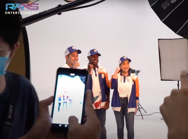 Nagita juga tampak berpose bersama Raffi Ahmad dan Boaz Solossa yang juga menjadi duta PON XX 2021. Bagaimana menurutmu penampilannya? Foto: YouTube/Rans Entertainment