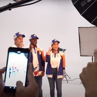 Nagita juga tampak berpose bersama Raffi Ahmad dan Boaz Solossa yang juga menjadi duta PON XX 2021. Bagaimana menurutmu penampilannya? Foto: YouTube/Rans Entertainment