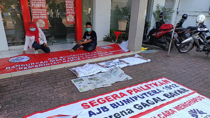 Nasabah Ansuransi Bumi Putera Probolinggo Pasang Stiker Protes Klaim Polis Tidak Kunjung Cair