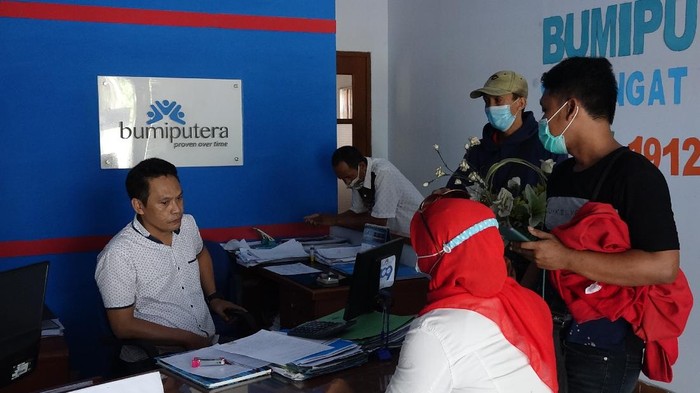 Nasabah Ansuransi Bumi Putera Probolinggo Pasang Stiker Protes Klaim Polis Tidak Kunjung Cair
