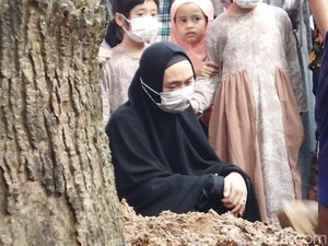 Oki Setiana Dewi Cerita Kronologi Meninggalnya Sang Ayah
