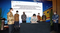 Menteri Perhubungan Budi Karya Sumadi (kiri), menyaksikan penandatanganan perjanjian pembiayaan infrastruktur jalur kereta trans Sulawesi antara Dirut PT Celebes Railway Indonesia Helmi Adam, Dirjen Pengelolaan Pembiayaan dan Risiko Kemenkeu Luky Alfirman, disaksikan oleh Presiden Direktur PT Indonesia Infrastructure Finance Reynaldi Hermansjah, Dirut PT PP (Persero) Tbk Novel Arsyad dan Direktur Wholesale Transaction Banking PT Bank Syariah Indonesia Tbk (BSI) Kusman Yandi dan Direktur Teknik PT CRI M. Natsir Mardan usai penandatanganan perjanjian di Jakarta, Kamis (3/6/2021).