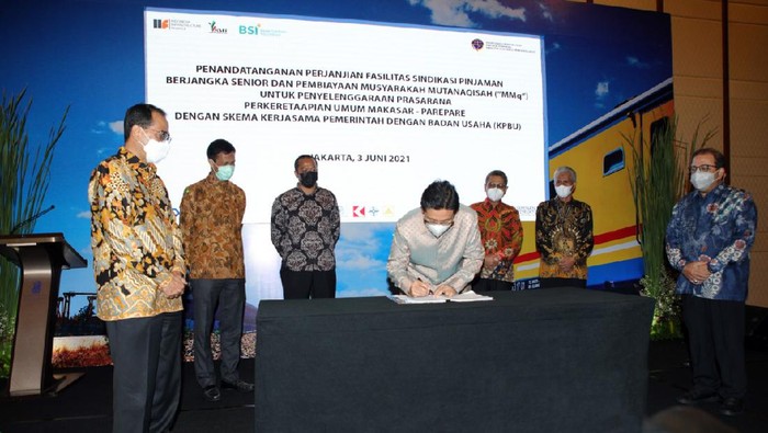 Pembiayaan Prasarana Perkeretaapian Umum Makassar-Parepare Menteri Perhubungan Budi Karya Sumadi (kedua kiri), berbincang dengan (kiri ke kanan) Dirut PT Celebes Railway Indonesia Helmi Adam, Dirjen Pengelolaan Pembiayaan dan Risiko Kemenkeu Luky Alfirman, Presiden Direktur PT Indonesia Infrastructure Finance Reynaldi Hermansjah, Dirut PT PP (Persero) Tbk Novel Arsyad dan Direktur Wholesale Transaction Banking PT Bank Syariah Indonesia Tbk (BSI) Kusman Yandi dan Direktur Teknik PT CRI M. Natsir Mardan usai penandatanganan perjanjian di Jakarta, Kamis (3/6/2021). Perjanjian tersebut memuat pemberian fasilitas pinjaman sindikasi untuk pengembangan jalur kereta api Makasar-Parepare sepanjang 142 kilometer yang juga menjadi bagian dari jaringan kereta api nasional Trans Sulwesi. BSI menyalurkan pembiayaan sindikasi dengan total pembiayaan investasi mencapai Rp693,83 miliar.