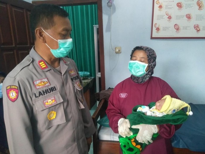 Bayi perempuan ditemukan warga Blitar di pekarangan rumahnya. Bayi itu diperkirakan baru dilahirkan satu jam sebelum ditemukan.