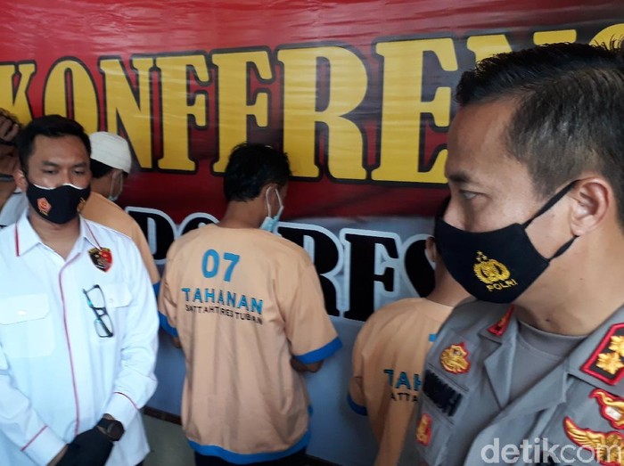 Warga Tuban menyekap dan menganiaya seorang pegawai leasing. Ia tidak terima motornya diambil debt collector setelah 2 bulan tak membayar angsuran.