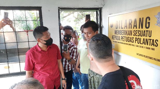 Penusuk polantas sempat dibawa ke TKP penyerangan di Pos Lantas Angkatan 66, Palembang (Prima Syahbana/detikcom)