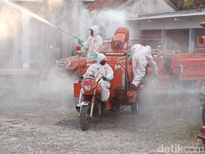 penyemprotan disinfektan klaster hajatan