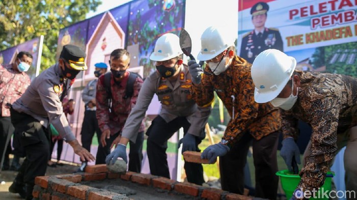 Perumahan bersubsidi khusus anggota Polres Jombang dibangun di Desa Denanyar, Kecamatan Jombang. Perumahan Khadefa Residence yang berdiri di atas lahan 2,5 hektare itu berisi 205 rumah tipe 36 dan 45.