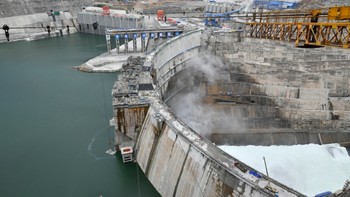 Pembangkit Listrik Tenaga Air (PLTA) Baihetan di China diperkirakan akan merampungkan pembangunan waduk terakhirnya pekan depan. Foto: Xinhua via Global Times