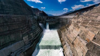 Pembangunan konstruksi PLTA Baihetan dimulai pada 2017 dan menelan biaya USD 6,3 miliar. PLTA ini merupakan bendungan lengkung ganda dengan tinggi 277 m dengan elevasi puncak 827 m, dan lebar 72 m di bagian dasar dan 13 m di bagian puncak. Foto: Xinhua via Global Times