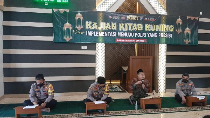 Sejumlah polisi di jajaran Polda Jawa Timur tengah mempelajari kitab kuning. Ngaji kitab kuning ini dengan bimbingan para kiai dari Pengurus Wilayah Nahdlatul Ulama (PWNU) Jatim.