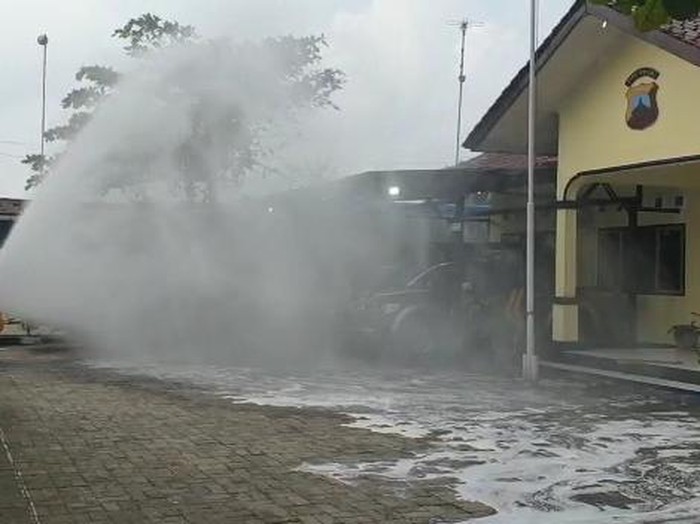 Polsek Cilongok, Banyumas, disemprot disinfektan, Jumat (4/6/2021).