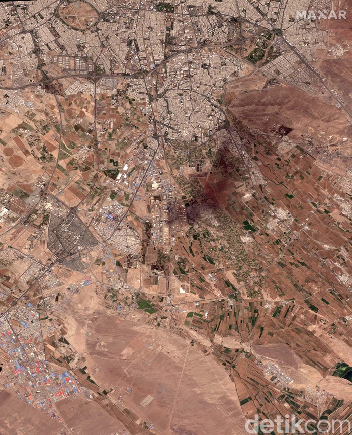 Potret Udara Kilang Minyak Iran yang Terbakar This photo provided by Maxar Technologies shows an overview of an oil refinery fire and Tehran, Iran on Thursday, June 3, 2021. The fire broke out at the state-owned Tondgooyan Petrochemical Co. to the south of Tehran on Wednesday night, sending a huge plume of black smoke into the sky over the Iranian capital. (Satellite image Β©2021 Maxar Technologies via AP)