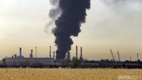 Kebakaran terjadi pada Rabu malam pukul 19:30 (1500 GMT) setelah ledakan di fasilitas yang disebabkan oleh pipa gas yang bocor.