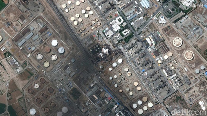 Potret Udara Kilang Minyak Iran yang Terbakar This photo provided by Maxar Technologies shows an overview of an oil refinery fire and Tehran, Iran on Thursday, June 3, 2021. The fire broke out at the state-owned Tondgooyan Petrochemical Co. to the south of Tehran on Wednesday night, sending a huge plume of black smoke into the sky over the Iranian capital. (Satellite image Β©2021 Maxar Technologies via AP)