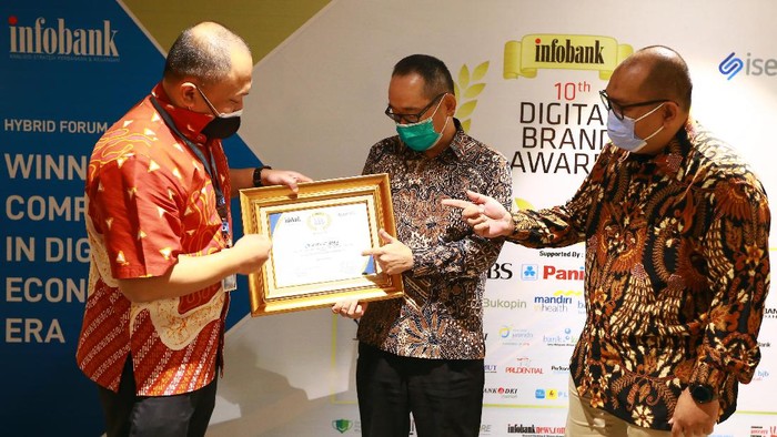 Produk Deposito Terbaik Direktur Utama PT Bank JTrust Indonesia Tbk., (J Trust Bank) Ritsuo Fukadai (tengah) didampingi Deputy Division Head Marketing and Promotion Ake Pramasandhi (kiri) dan Division Head Marketing and Promotion Fathurohman (kanan) menerima penghargaan peringkat pertama produk deposito terbaik untuk kategori bank BUKU 2 di acara Infobank Digital Brand Award 2021 di Jakarta, Kamis (3/6/2021). Selain meraih penghargaan tertinggi untuk produk deposito, J Trust Bank baru-baru ini juga meraih penghargaan