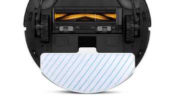 Di bagian bawah ada 2 roda gerak dan 1 roda universal buat berbelok. Ada 2 slot untuk pemasangan sapu dan Carpet Detection Sensor serta kain pel yang bisa dibuang. (Foto: Ecovacs)