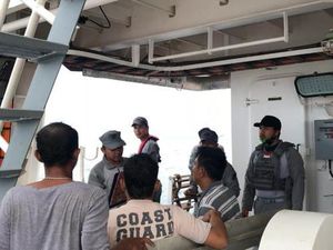 Bakamla Selamatkan 4 Nelayan yang Terapung 11 Jam di Laut Belawan