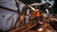 Diketahui, proyek galian di Jalan Kapten P Tendean itu ditarget rampung pengerjaannya pada pertengahan bulan Mei lalu.  