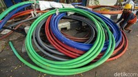 Namun, hingga saat ini proses pengerjaan masih tampak dilakukan oleh para pekerja.