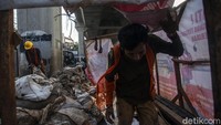 Pengerjaan proyek galian itu pun menyebabkan kemacetan di saat jam-jam sibuk, seperti jam masuk kantor dan jam pulang kantor.