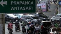 Proyek itu diketahui mulai dikerjakan sejak Maret lalu. Kepala Bidang Prasarana dan Sarana Utilitas Dinas Bina Marga Provinsi DKI Jakarta, Bernhard Gultom menjelaskan, total ada 80 galian manhole di Jl Tendean ini, meliputi sisi Mampang arah Blok M maupun Blok M arah Mampang.  