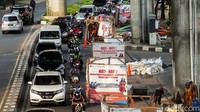 Bila sudah selesai, maka kabel-kabel yang menggantung di atas tiang bakal dimasukkan ke bawah tanah, yakni di dalam manhole SJUT itu.