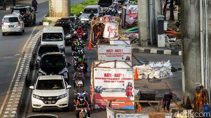 Proyek galian di Jalan Tendean menyebabkan kepadatan lalu lintas di kawasan tersebut. Padahal pengerjaan proyek itu ditarget rampung pertengahan Mei.