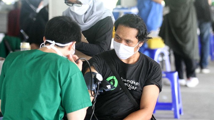 Vaksinasi untuk driver ojek online digelar di Rumah Sakit Universitas Indonesia, Depok. Langkah ini diharpkan dapat percepatan program vaksinasi COVID-19.