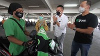 VP Public Policy & Goverment Relations Gojek Gautama Adi Kusuma, bersama dengan Head of Strategy Regional PPGR Gojek T Mufizar Mahmud, memantau proses vaksinasi mitra Gojek.