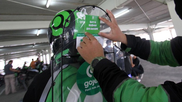 Vaksinasi untuk driver ojek online digelar di Rumah Sakit Universitas Indonesia, Depok. Langkah ini diharpkan dapat percepatan program vaksinasi COVID-19.