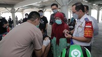 Direktur Utama RSUI, dr. Astuti Giantini, Sp. PK, MPH, bersama Kepala Dinas Perhubungan Kota Depok, Dadang Wihana meninjau proses vaksinasi bagi mitra Gojek di sentra vaksinasi Indonesia bangkit Rumah Sakit Universitas Indonesia.