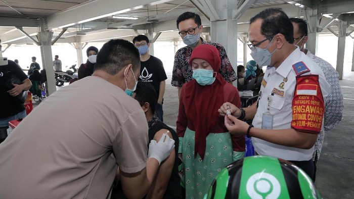 Vaksinasi untuk driver ojek online digelar di Rumah Sakit Universitas Indonesia, Depok. Langkah ini diharpkan dapat percepatan program vaksinasi COVID-19.