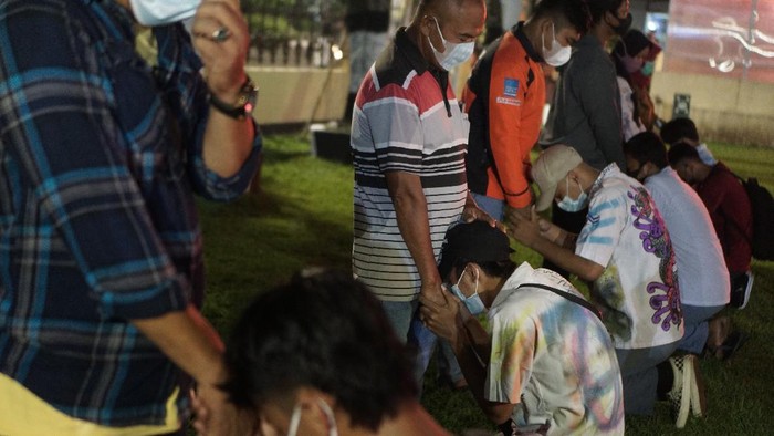 Anggota polisi menelepon orang tua pelajar yang terjaring razia konvoi kelulusan di Polresta, Solo, Jawa Tengah, Kamis (3/6/2021). Sebanyak 27 pelajar tingkat SMK terjaring razia polisi akibat melakukan konvoi kelulusan yang dinilai mengganggu kenyamanan masyarakat dan melanggar protokol kesehatan. ANTARA FOTO/Mohammad Ayudha/wsj.