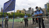 Sejumlah petugas kepolisian berjaga di kawasam Victoria Park, Hong Kong, jelang peringatan Tragedi Tiananmen, Jumat (4/6/2021).  
