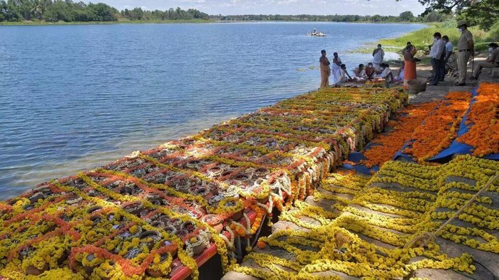 Hindu priests led the farewell ritual for hundreds of unclaimed clay urns containing the ashes of people who died from coronavirus Manjunath Kiran AFP